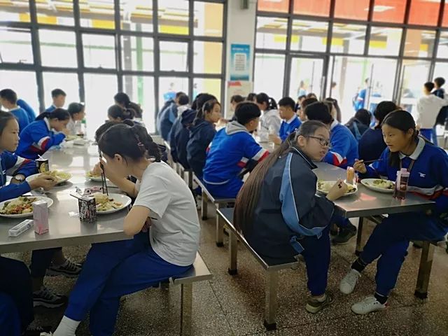 雨花區(qū)雅鏡中學(xué)的學(xué)生們在食堂吃中餐長沙晚報(bào)全媒體記者謝春年攝